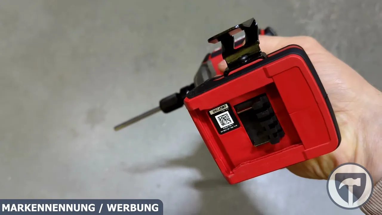 An der Geräteunterseite befindet sich die Aufnahme für die 18-Volt-Akkus der Power X-Change Reihe.