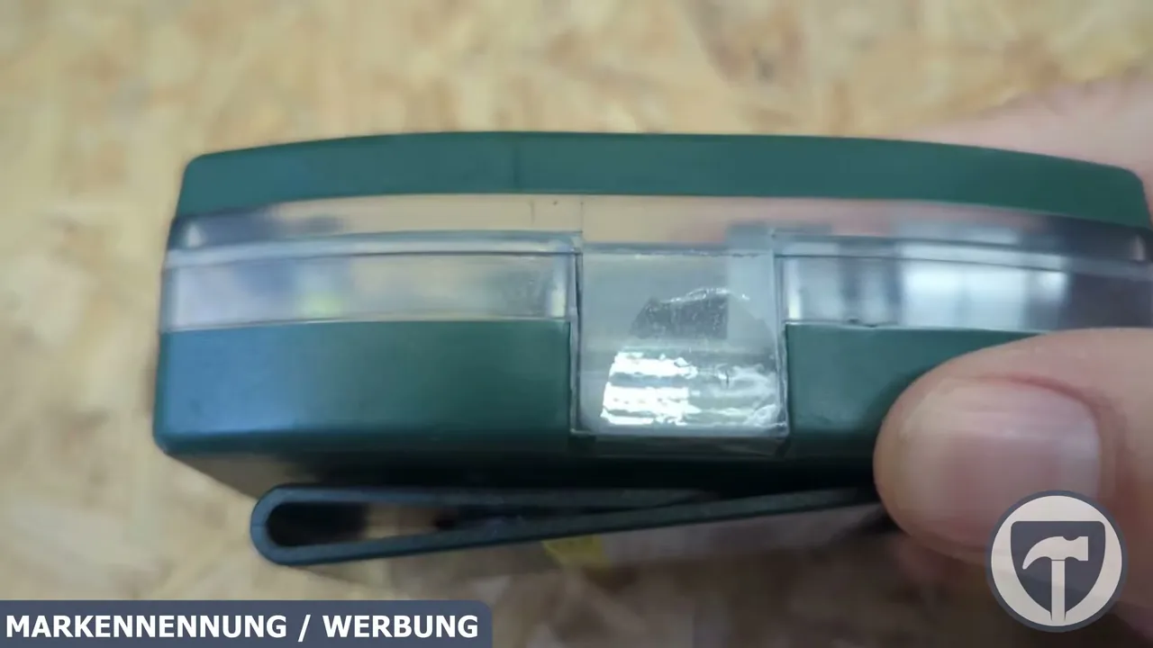 Ein integrierter Gürtelclip an der Box sorgt für einfachen Transport und schnellen Zugriff beim Arbeiten.