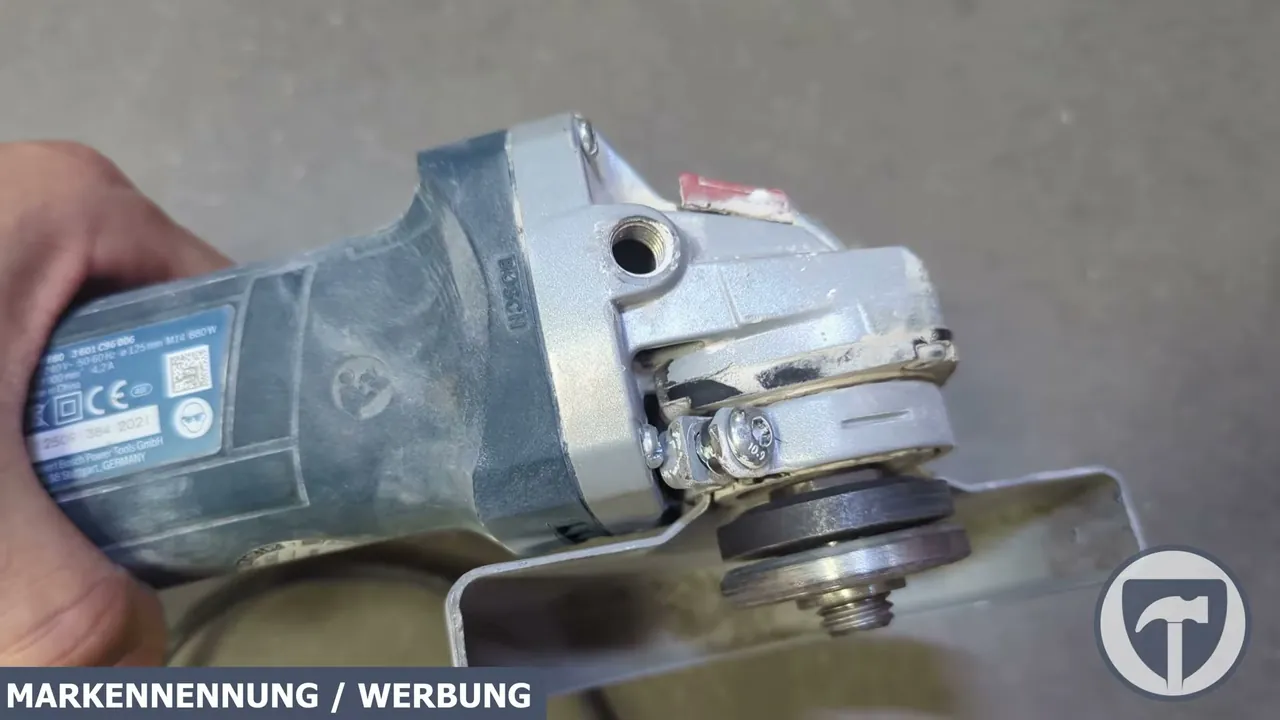 Am robusten Metallgetriebekopf befindet sich die Gewindeaufnahme zur flexiblen Montage des Zusatzgriffs.