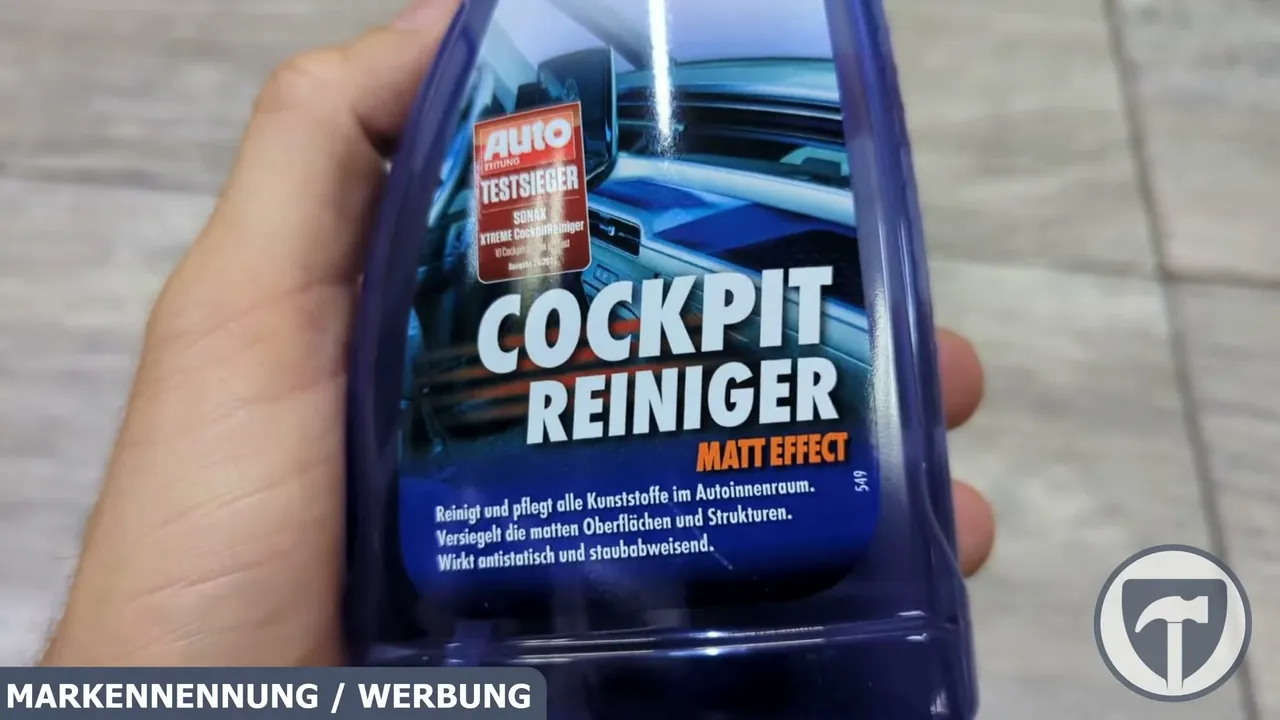 Der Reiniger erhält das originale matte Finish und beugt störenden Spiegelungen an der Frontscheibe vor.