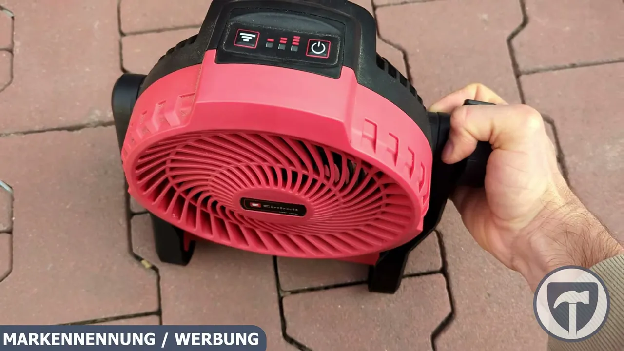 Über die Tasten an der Oberseite lässt sich die Windstärke in drei Leistungsstufen regulieren.