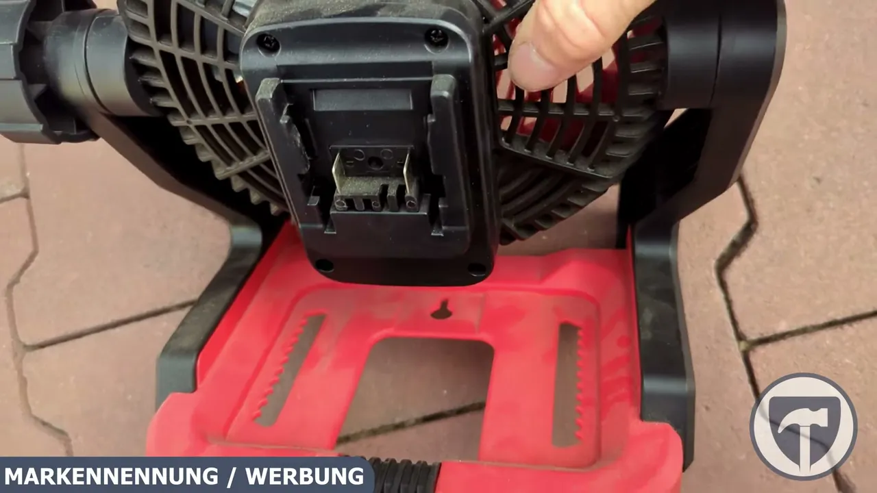 Auf der Rückseite sitzt die Aufnahme für die kabellosen 18-Volt-Akkus der Power X-Change Serie.