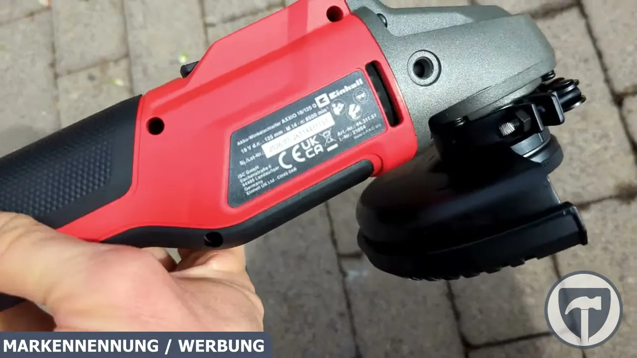 Der verstellbare Scheibenschutz sorgt beim Trennen und Schleifen für die nötige Sicherheit.