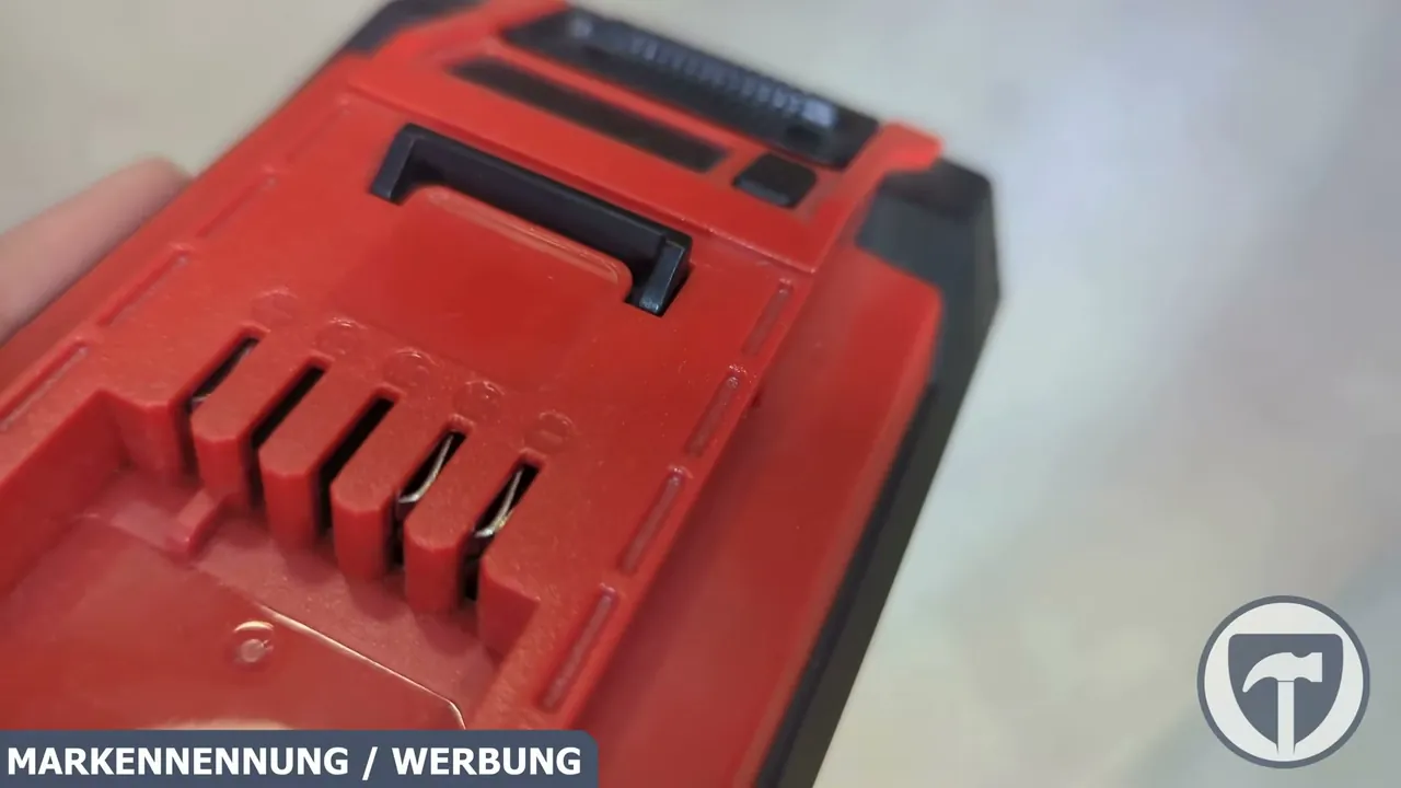 Die robusten Kontakte und die Führungsschiene binden den Akku nahtlos in das gesamte Power-X-Change-System von Einhell ein.