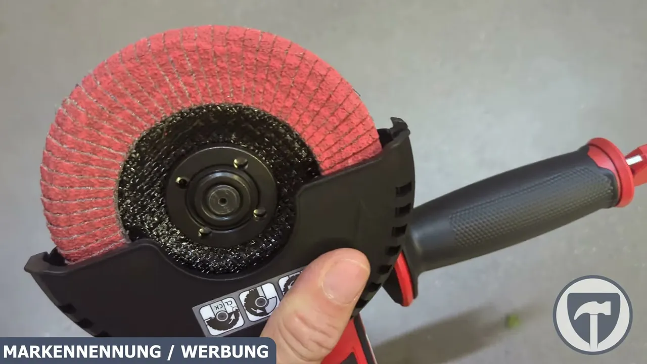 Der Winkelschleifer nimmt 125-mm-Scheiben auf und wird mit einer speziellen Schleifscheibe für Kehlnähte geliefert.