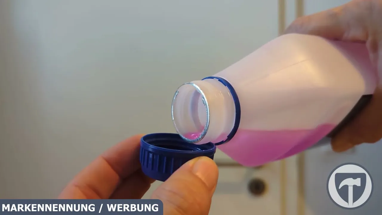 Die violette Fertigmischung kann direkt ohne zusätzliches Anmischen mit Wasser eingefüllt werden.