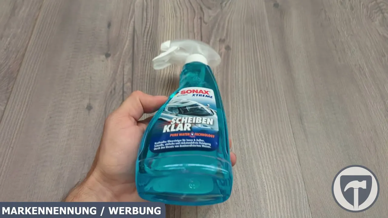 Der SONAX XTREME ScheibenKlar kommt in einer handlichen 500-ml-Sprühflasche für den Innen- und Außenbereich.