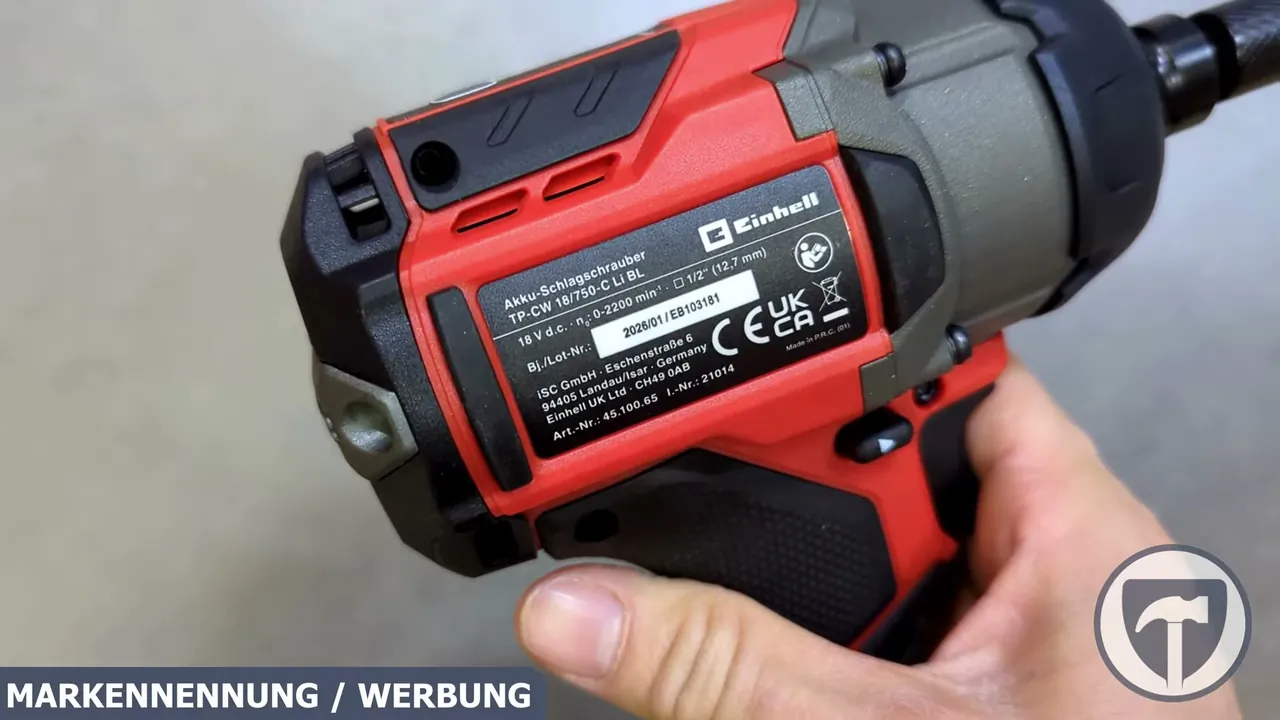 Auf dem seitlichen Typenschild sind die technischen Daten des 18-Volt-Geräts vermerkt.