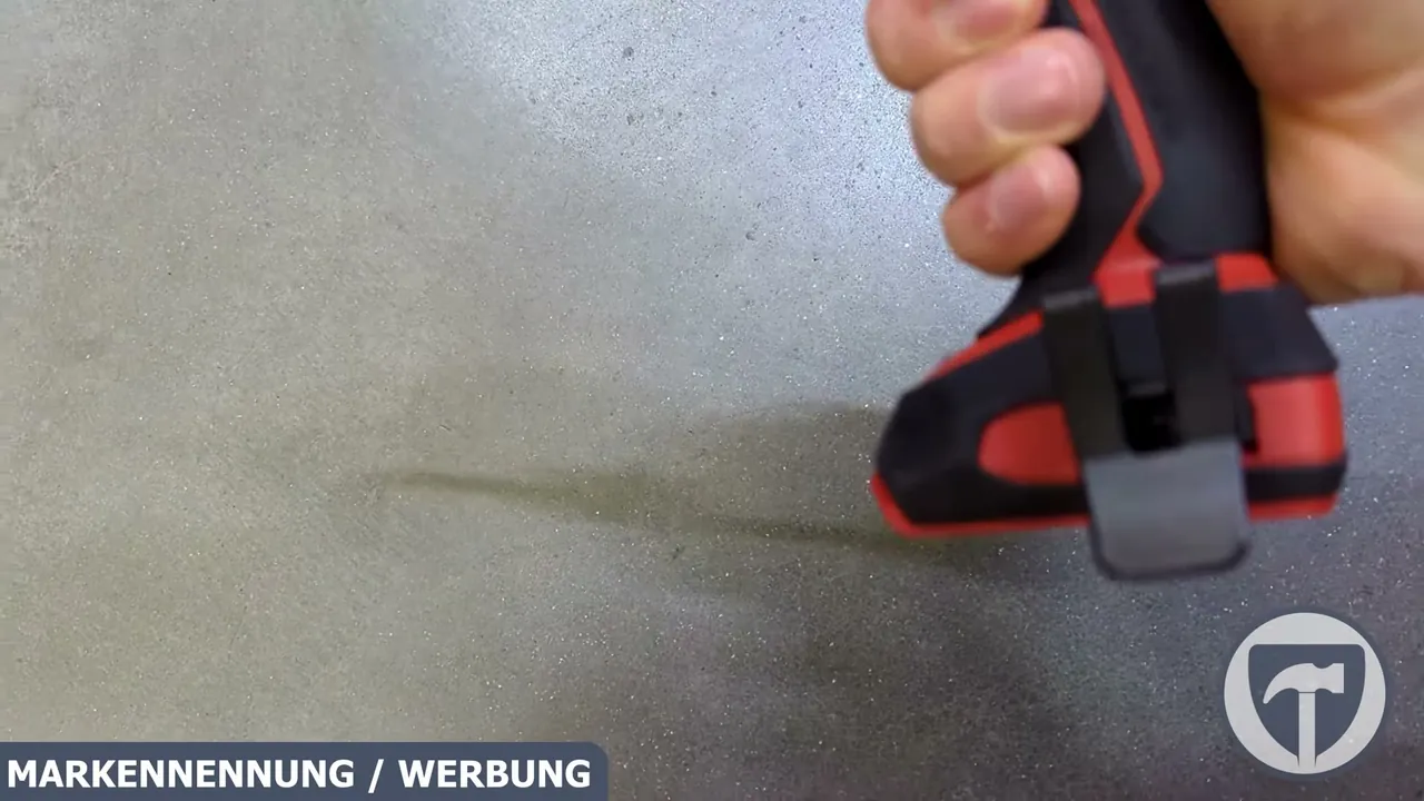 Am Fuß des Handgriffs befinden sich die Aufnahme für Power X-Change Akkus sowie ein Gürtelclip.