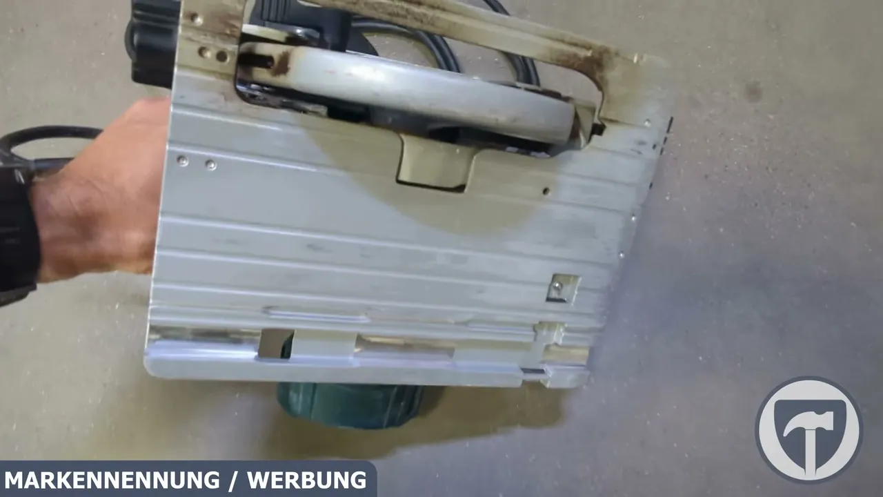Die robuste Bodenplatte ist mit Führungsnuten für das präzise Bosch Führungsschienensystem versehen.
