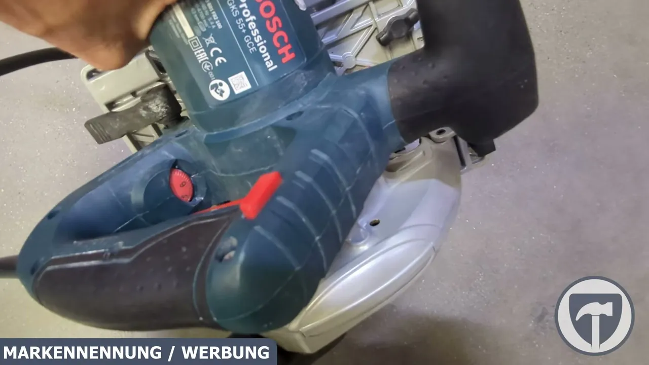 Am ergonomischen Handgriff sitzen der Schalter und das rote Drehrad für die variable Drehzahlregelung.