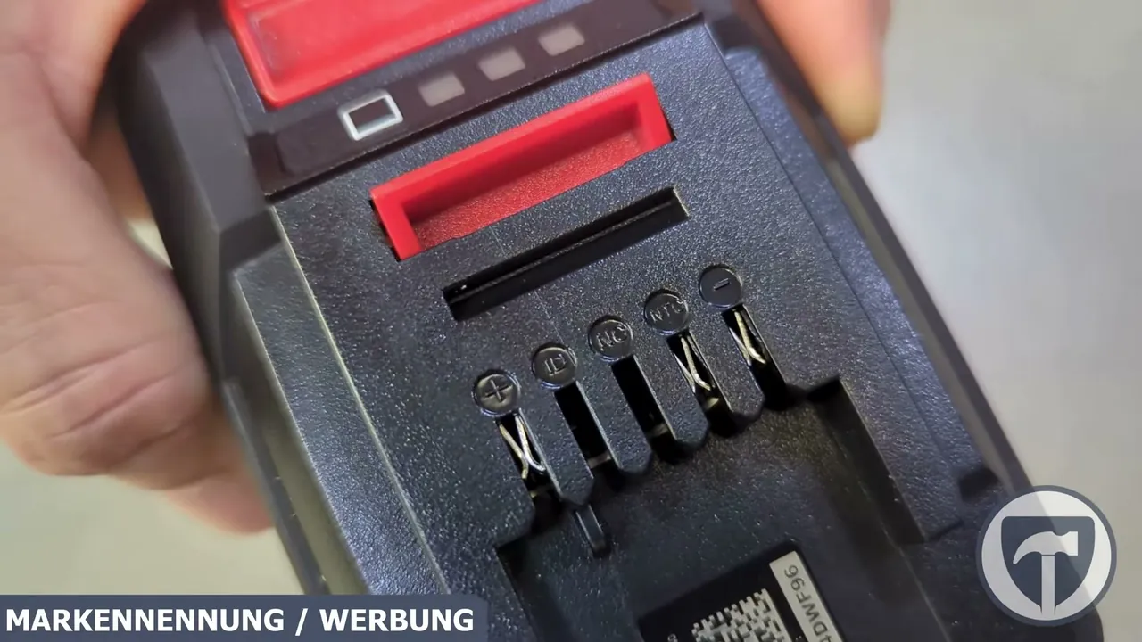 Die Kontaktschnittstelle erlaubt den flexiblen Wechsel zwischen 18-Volt-Geräten sowie die Kopplung für 36-Volt-Anwendungen.