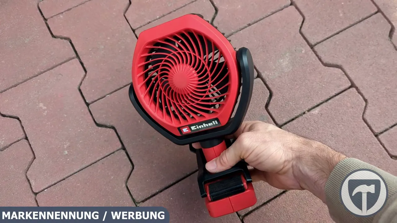 Dank der gummierten Halteklammer lässt sich der handliche Ventilator flexibel an Kanten, Tischen oder Rohren befestigen.