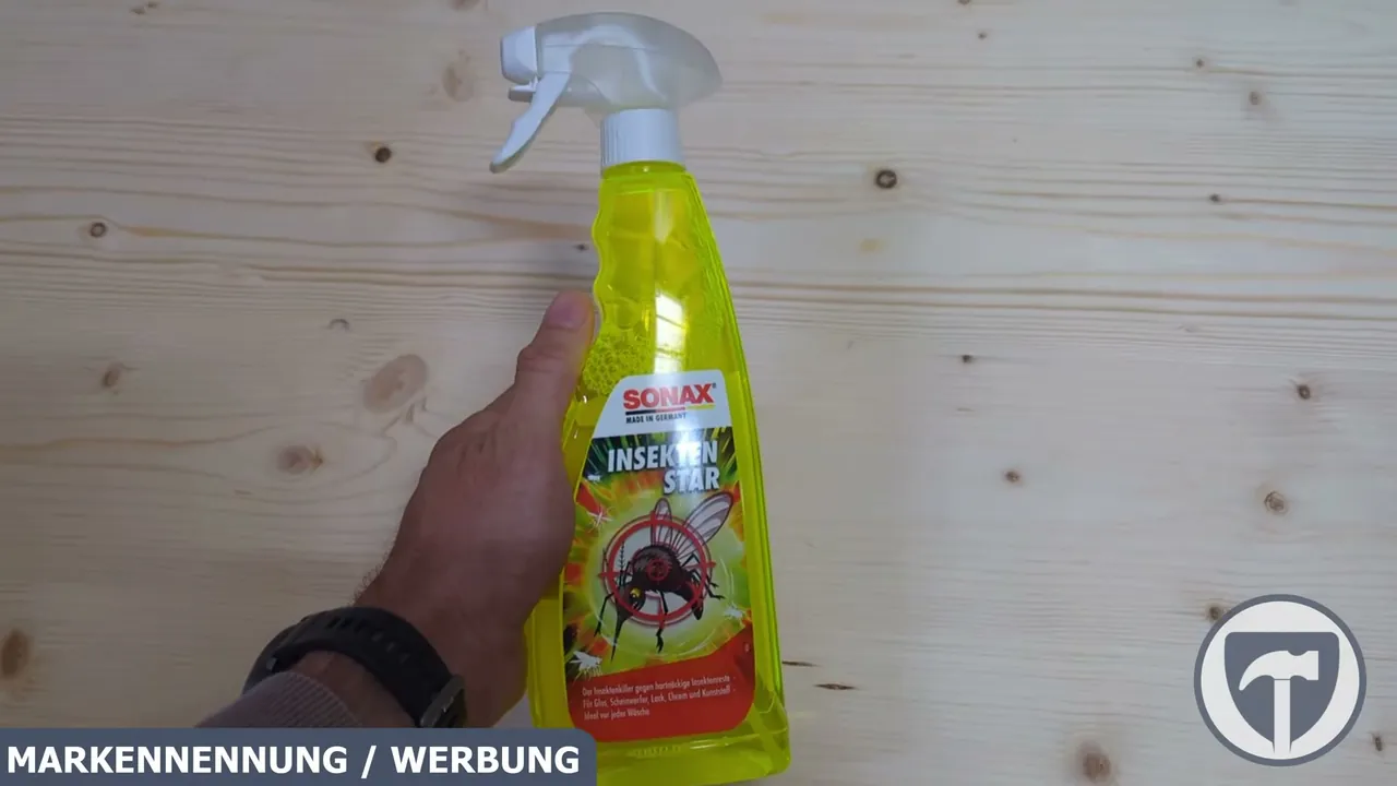 Die Sprühflasche des SONAX InsektenStar ermöglicht ein gezieltes Auftragen auf Windschutzscheibe und Lack.
