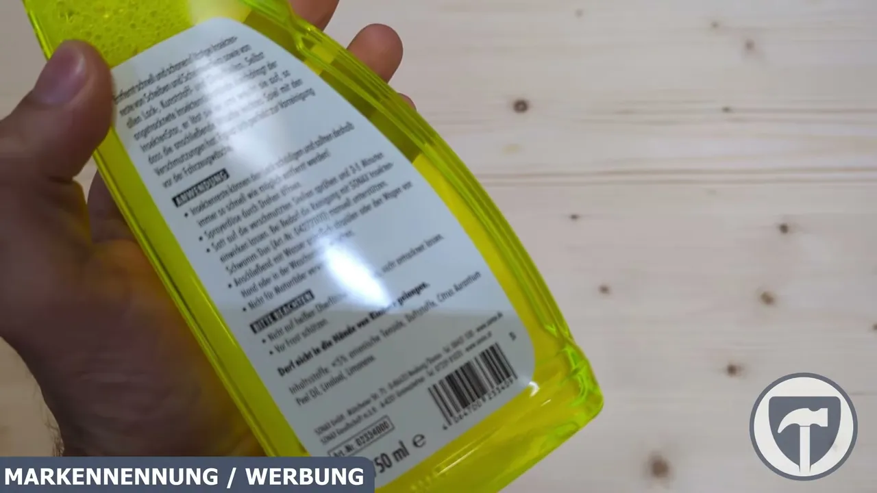 Auf der Rückseite sind die Anwendungshinweise wie die empfohlene Einwirkzeit vor der Wäsche aufgeführt.