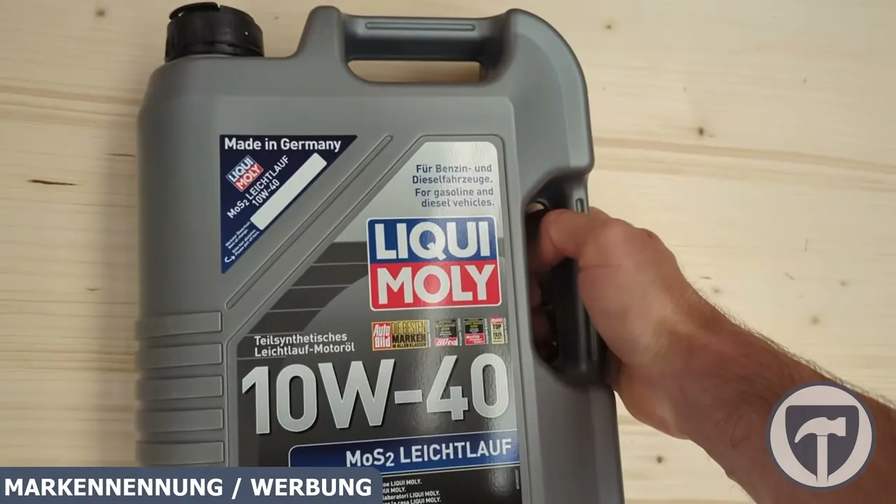 Der Kanister ist mit zwei Griffen ausgestattet, was das Halten und das kontrollierte Einfüllen erleichtert.