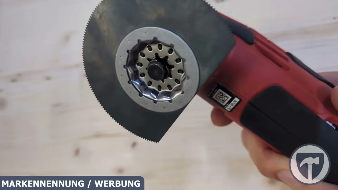 Die magnetische Werkzeugaufnahme hält Aufsätze wie Sägeblätter vor dem Fixieren zuverlässig in Position.
