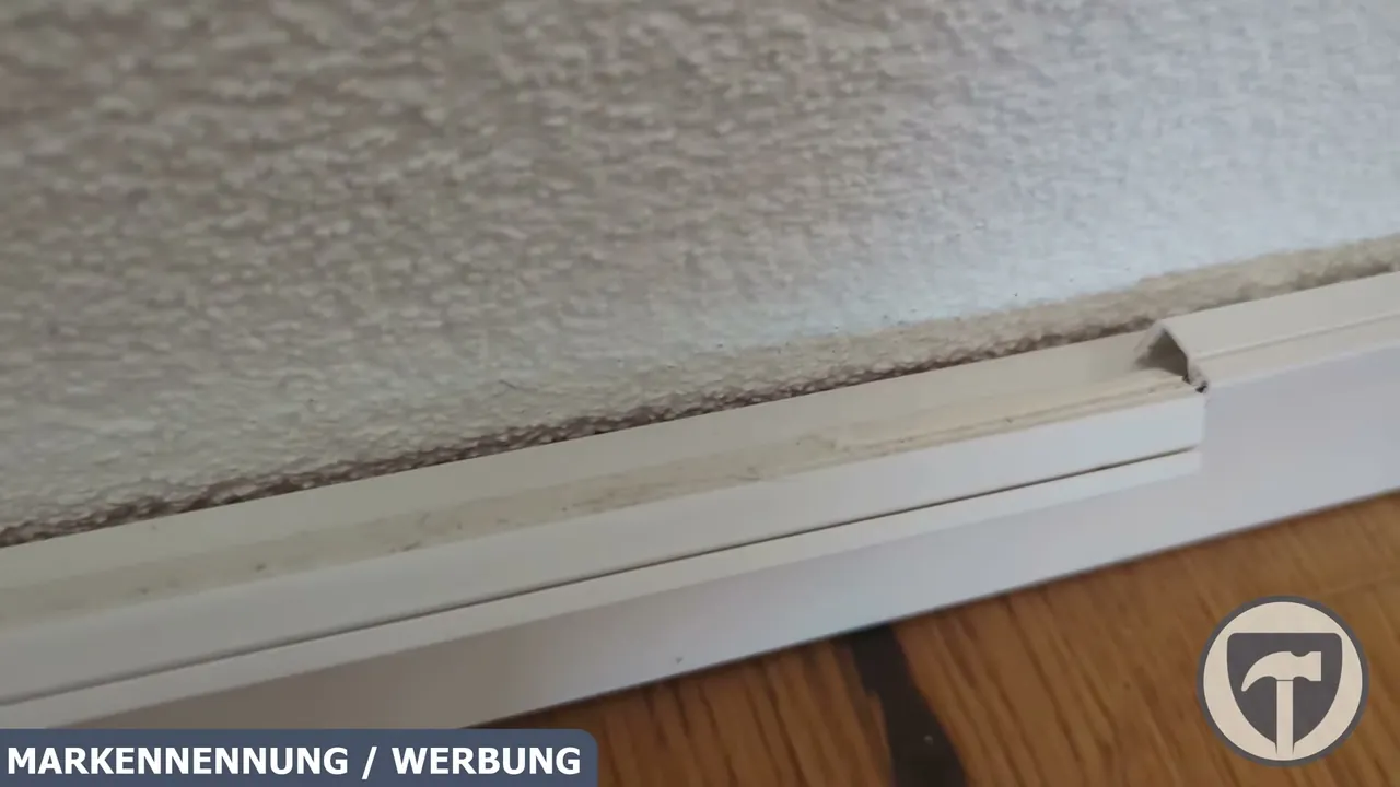 Aus meiner Sicht hält das Klebeband super, denn der reparierte Kabelkanal sitzt auch nach zwei Wochen noch bombenfest an der Wand.