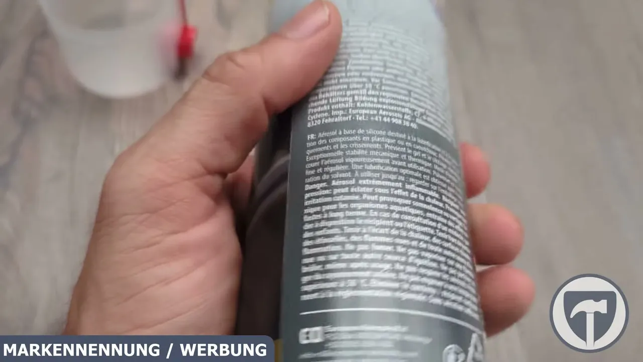 Dank der antistatischen Formel verhindert das Spray, dass sich Schmutz und Staub schnell wieder auf behandelten Flächen festsetzen.
