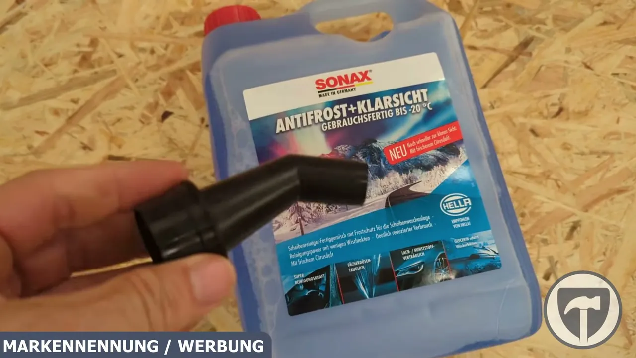 Ein praktischer Ausgießer erleichtert das saubere Einfüllen in den Wischwasserbehälter ohne Verschütten.