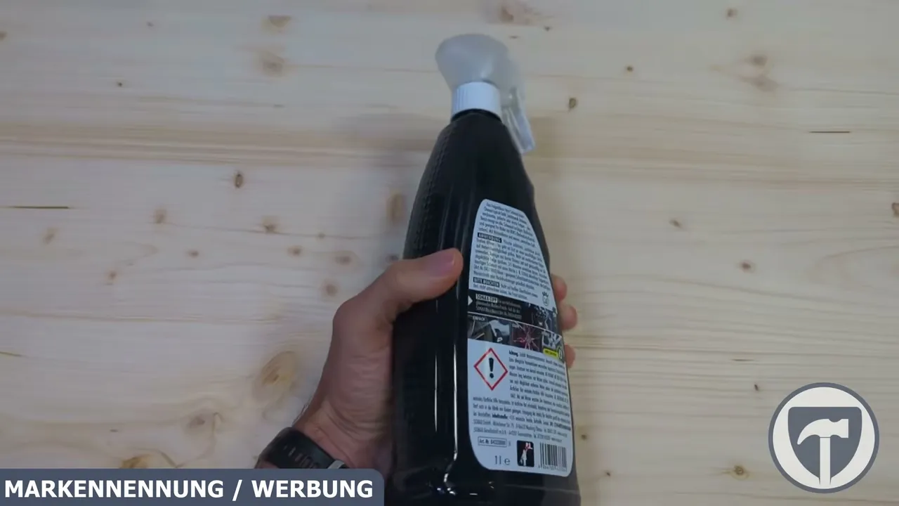 Dank des praktischen Sprühkopfs lässt sich der ergiebige Reiniger gezielt auf die verschmutzten Felgen auftragen.