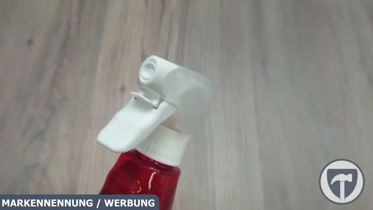 Über den integrierten Sprühkopf lässt sich das Reinigungsmittel gezielt auf die betroffenen Fahrzeugflächen auftragen.