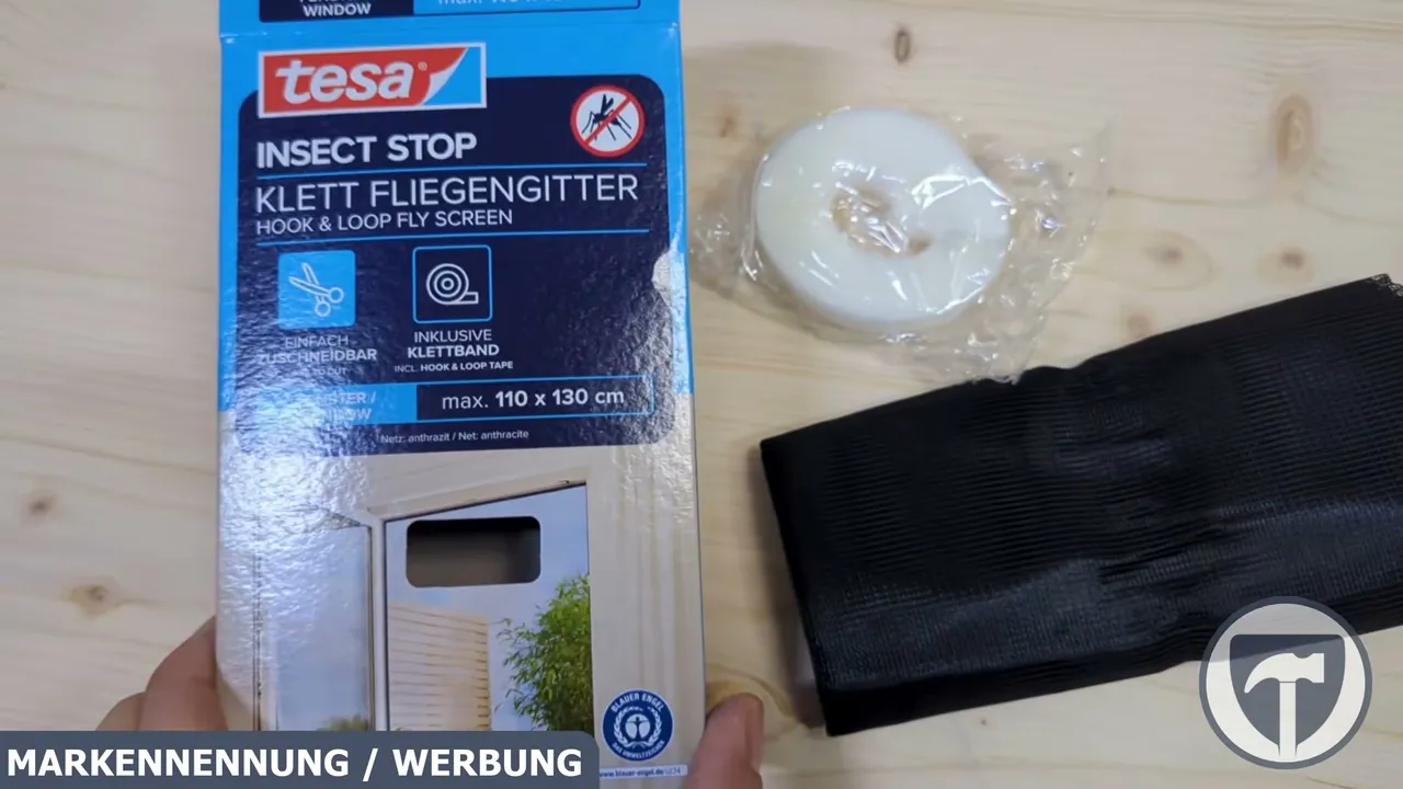 Das tesa Insect Stop Fliegengitter eignet sich für Fenster bis zu einer Größe von 110 x 130 cm und schützt zuverlässig vor Insekten.