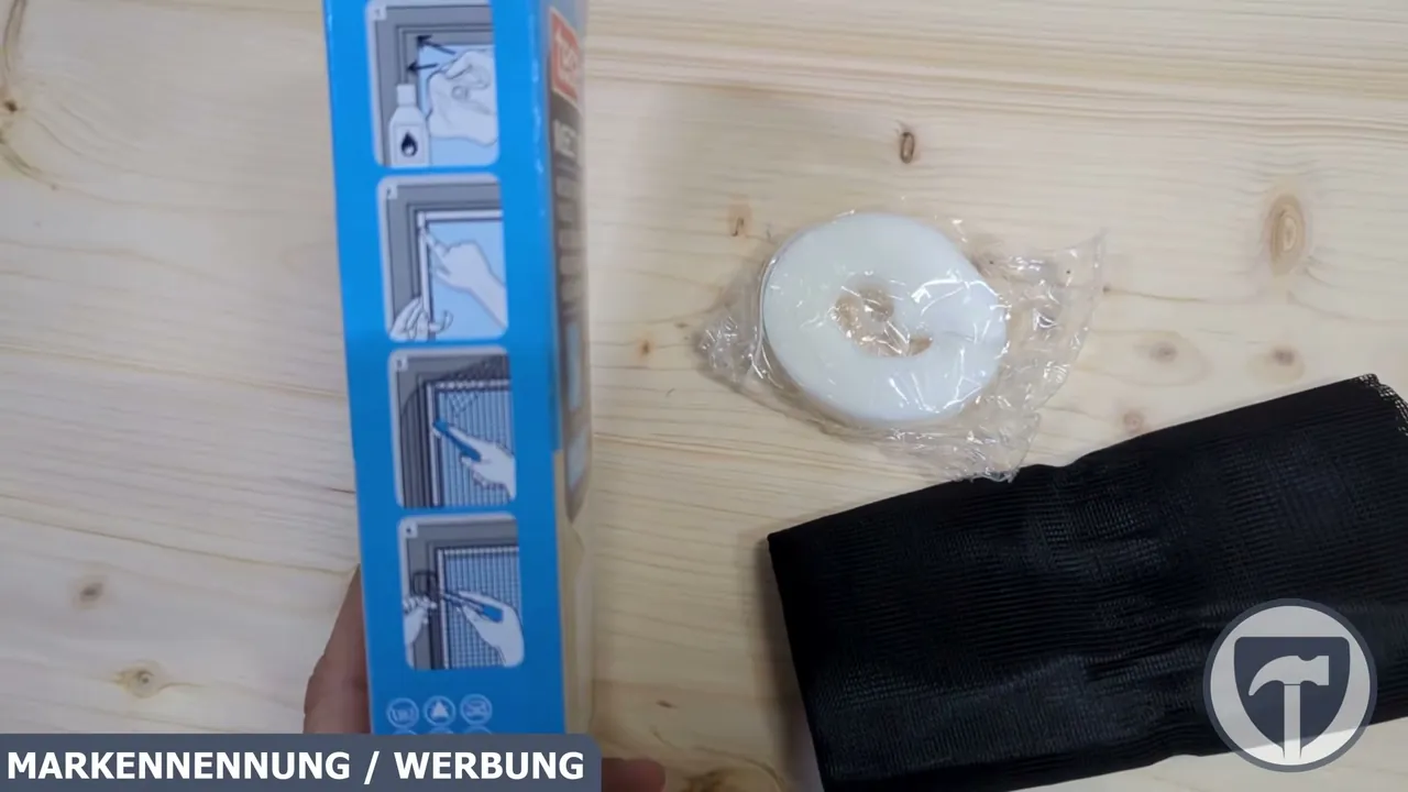 Die Piktogramme an der Seite veranschaulichen die schrittweise Montage des Gitters am gereinigten Fensterrahmen.