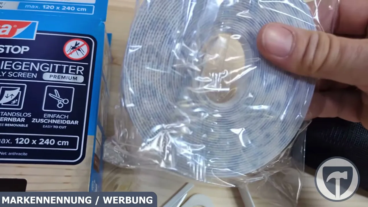Das selbstklebende Klettband ermöglicht eine bohrfreie Montage und lässt sich rückstandslos wieder vom Rahmen entfernen.