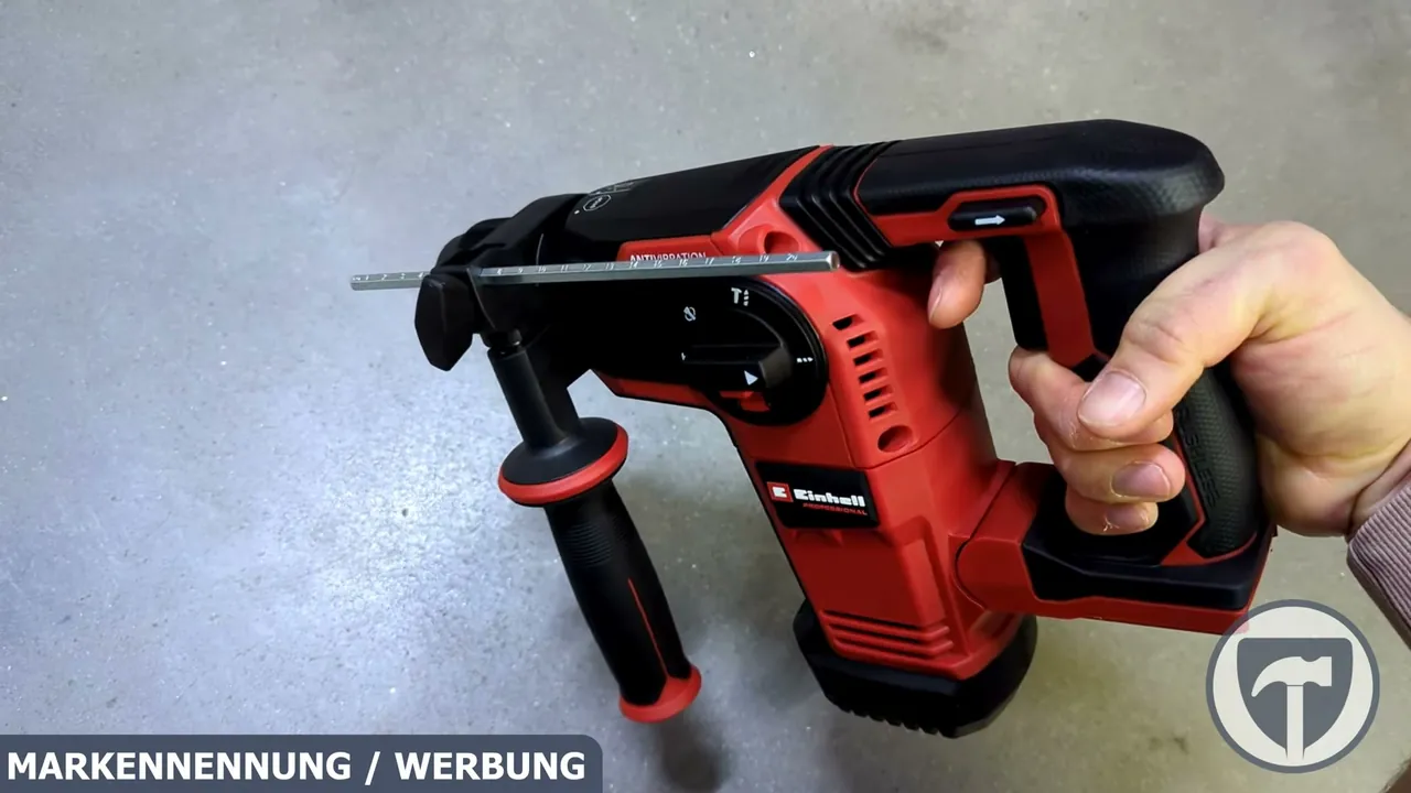 Dank ergonomischem Softgrip und Zusatzhandgriff liegt der Akku-Bohrhammer sicher und stabil in der Hand.