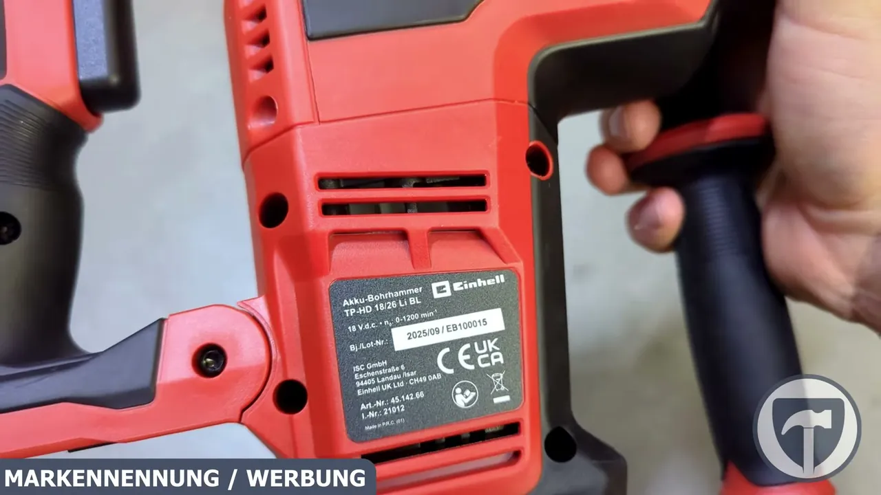 Das Typenschild weist die Gerätedaten des bürstenlosen 18-Volt-Bohrhammers der Power X-Change-Reihe aus.