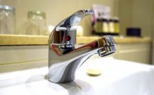 Wasserhahn montieren