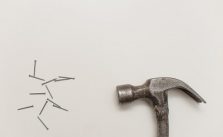 Hammer und Nagel