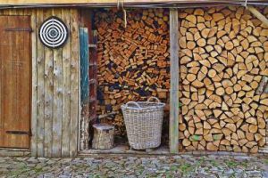 Holz spalten: So klappt es sicher und einfach