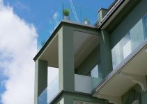 Balkongeländer aus Holz, Metall oder Glas?