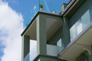 Balkongeländer aus Holz, Metall oder Glas?