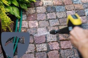 Pflastersteine reinigen und versiegeln – Diese Kosten kommen auf dich zu