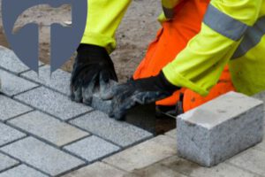 Einfahrt pflastern – Kosten, Preise & wichtige Tipps 2024